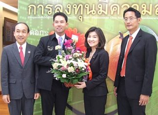 (L to R) Manat Pinthong, Board of Network Services and Sales, and Mayor Itthiphol Kunplome congratulate Natharin Tanthong, Chief Executive of Kasikorn Thai Security (Public) Co., Ltd., and the Board of the Private Business Bank Group of Kasikorn Thai Bank, and Padermpob Songkroh, MD of Personal Finance Management for the opening of their new business center.